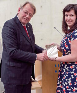 De commissaris van de koning van Zuid-Holland, Jaap Smit overhandigd Rachelle de trofee.