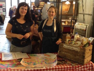 Rachelle Eerhart met collega promoten Rechtstreex, bij de Fenix Food Factory. 